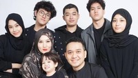 <p>Beberapa waktu lalu, Fadlan mengunggah foto keluarga yang kompak mengenakan pakaian berwarna hitam. <em>"InsyaaAllah</em> Banyak Rezekinya....<em>Aamiin Allahumma Aamiin</em>," tulis Fadlan, dikutip dari laman Instagram @fadlanmuhammad<em>.</em> (Foto: Instagram@fadlanmuhammad)</p>