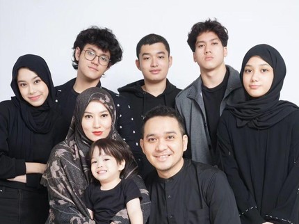 7 Potret Lyra Virna & Fadlan Muhammad Bareng 6 Anak, Ganteng dan Cantik Semua
