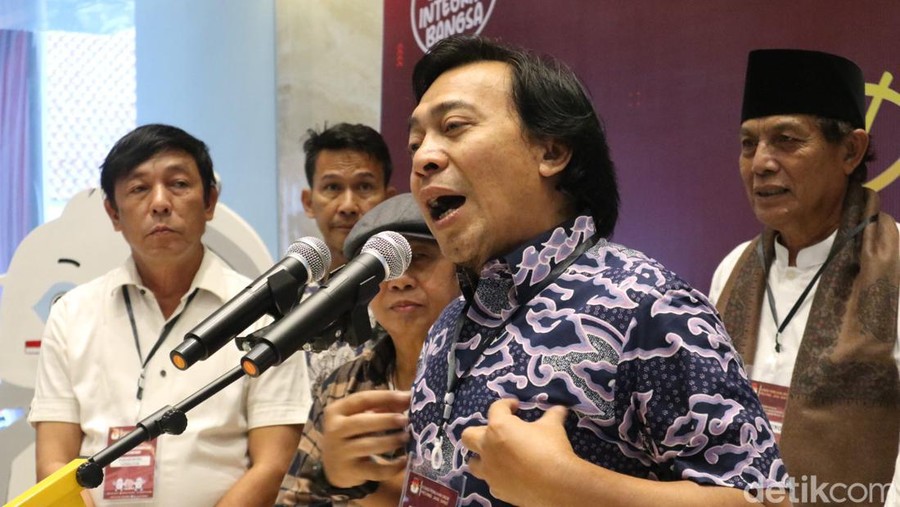 Komedian Alfiansyah 'Komeng' resmi mendaftarkan diri menjadi bakal calon anggota DPD RI pada Pemilu 2024 mendatang