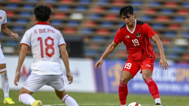 Pemain andalan Timnas Indonesia U-23 Alfeandra Dewangga tampak nahan nyeri dan berjalan pincang di Thailand jelang Piala AFF U-23 bikin netizen salut.