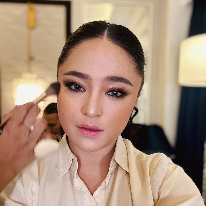 <p>Marshanda menjelaskan berani mengungkap kondisinya ke publik lantaran tak ingin merasa sendirian. "Menurut aku caranya jujur saja, ini yang gue alami, gua enggak sempurna. Aku ingin orang-orang tahu soal kesulitan ini, biar ngerasa enggak sendirian, kita semua sama-sama ngalamin," ungkap Marshanda, dikutip dari laman <em>detikcom,</em> pada Sabtu (13/5/2023). (Foto: Instagram@marshanda99)</p>