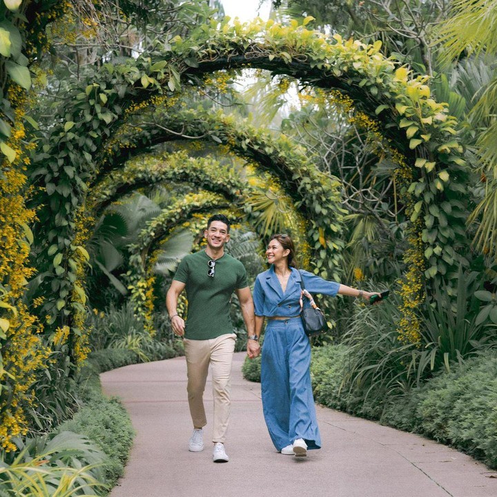 <p>Momen itu diketahui langsung melalui <em>postingan</em> Nana dan sang suami di akun Instagram pribadinya. Nana dan Andrew telah mengarungi bahtera rumah tangga selama 19 tahun, lho, Bunda. (Foto: Instagram@nanamirdad_)</p>