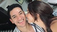 <p>Mellihat pesan itu, Nana pun langsung menepis tudingan tersebut dengan mengunggah foto menggemaskan bersama sang suami. "Lama ngga pasang foto berdua masa di DM orang dibilang berantem terus.. Kan belom tentu ya," tulis Nana, dikutip dari laman Instagram @nanamirdad_, pada Sabtu (13/5/2023).&nbsp; (Foto: Instagram@nanamirdad_)</p>