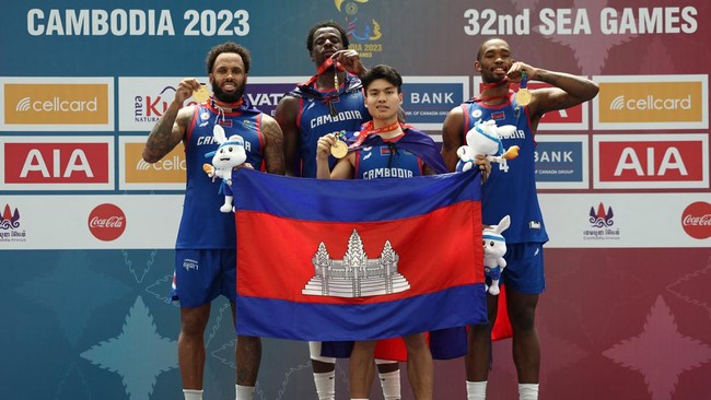 Rikki Martin Simbolon dibantu atlet Singapura dan Menpora Dito Ariotedjo bingung Kamboja memakai 8 pemain naturalisasi menjadi berita olahraga terpopuler.