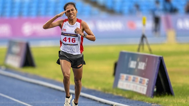 Atlet Indonesia, Odekta Elvina Naibaho, mendapat pujian dari media Vietnam setelah membantu dua atlet Vietnam pada final 10.000 meter putri SEA Games 2023.