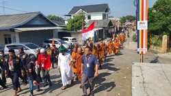 Viral 44 Biksu Thudong Dijamu di Masjid, Ketua MUI Cholil Nafis: Ini Kebablasan
