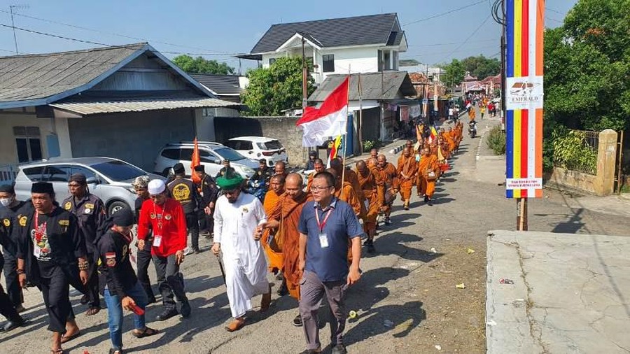 Para Biksu Jalan Kaki Thailand-Borobudur: Ritual Religi-Singgah di Ponpes 32 biksu berjalan kaki dari Bangkok, Thailand ke Candi Borobudur, Indonesia. Tujuannya sebagai perjalanan religi sekaligus merayakan Waisak di Candi Borobudur.