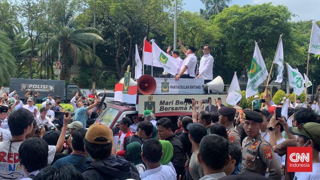 Massa Partai Bulan Bintang kompak mengenakan baju putih dengan membawa atribut PBB, mengiringi konvoi yang dipimpin Yusril Ihza Mahendra.