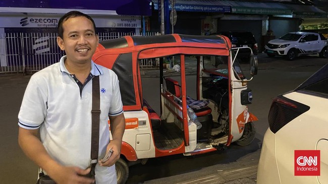 Pengalaman 20 tahun membuat Chhay Sngha lihai mengendarai Tuk Tuk. Lengangnya jalanan Phnom Penh saat dini hari membuat manuvernya semakin 'gila'.