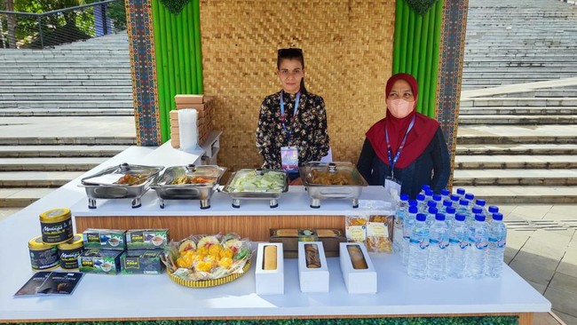 Merry nan menjual beragam menu makanan rumahan seperti ikan masam manis dan rendang tersenyum lebar, ketika produknya lenyap diborong para delegasi KTT ASEAN.