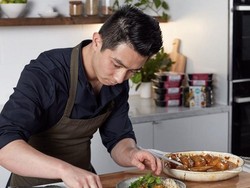 Chef Reynold Poernomo Bikin Kembang Goyang Pakai Kaviar, Ini Komentar Netizen