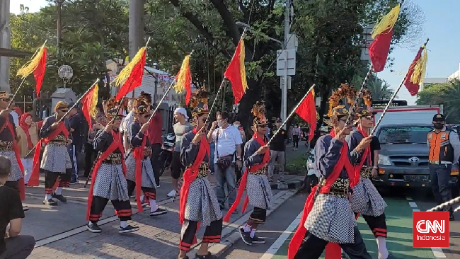 Ribuan warga lintas agama di DKI Jakarta berjalan santai di sekitar Gereja Katedral Jakarta, Sabtu (13/5) dalam rangka merayakan keberagaman.