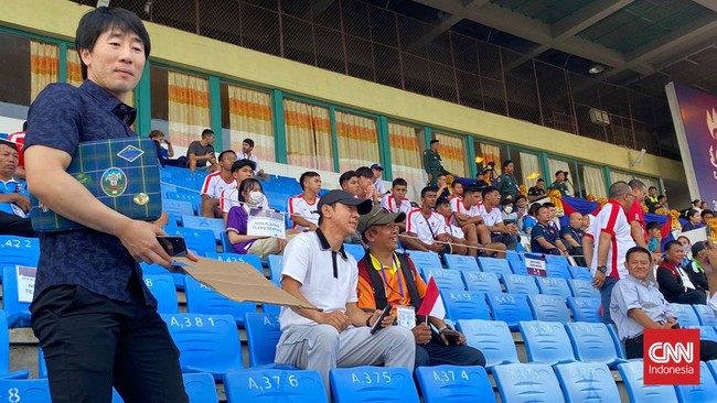 Shin Tae Yong terlihat menonton langsung laga timnas Indonesia vs Vietnam di semifinal SEA Games 2023.