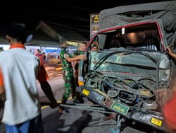 Hindari Ibu-ibu Ngerem Mendadak, 2 Truk Dinas TNI di NTB Tabrakan