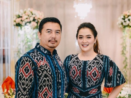 Beda Usia 10 Tahun, Intip Potret Vega Darwanti & Suami Dokter yang Kian Mesra