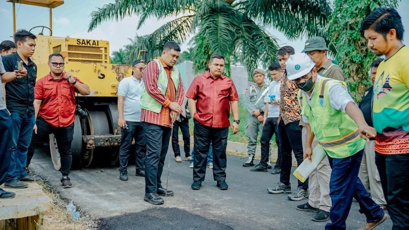 Wali Kota Bobby Nasution meninjau salah satu jalan yang baru diaspal di Kecamatan Medan Tuntungan, Kota Medan,