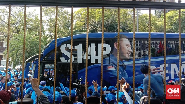 Ketua Umum Partai Demokrat Agus Harimurti Yudhoyono (AHY) bernyanyi bersama kader dan relawan di depan Gedung KPU RI, Jakarta, Minggu (14/5).