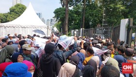 Massa Padati Musra Relawan Jokowi, Sebagian Remaja Tertahan di Luar