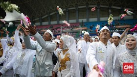 FOTO: Suka Cita 300 Pengantin Nikah Massal di Bekasi