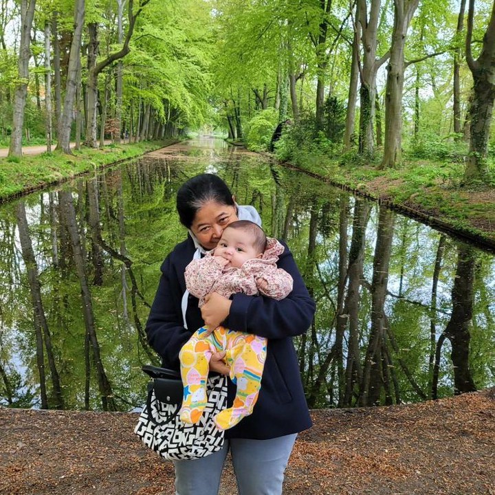 <p>Di Belanda, Nevos juga ikut momong cucu kesayangannya nih. Momen tersebut diabadikan Gracia saat membawa ibunya jalan-jalan di sana. (Foto: Instagram @graciaz14)</p>