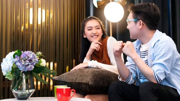 jika kamu melihat bunga lebih dulu artinya kamu berfokus pada hal-hal penting dan bermakna dalam hidupmu. Karena bunga itu ditempatkan di area yang seharusnya telinga berada, artinya kamu tidak pernah ragu untuk mendengarkan apa yang dikatakan orang lain.