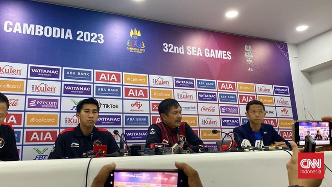 Indra Sjafri berkelakar di sesi konferensi pers setelah pertandingan Indonesia vs Vietnam di semifinal SEA Games 2023, Sabtu (13/5).