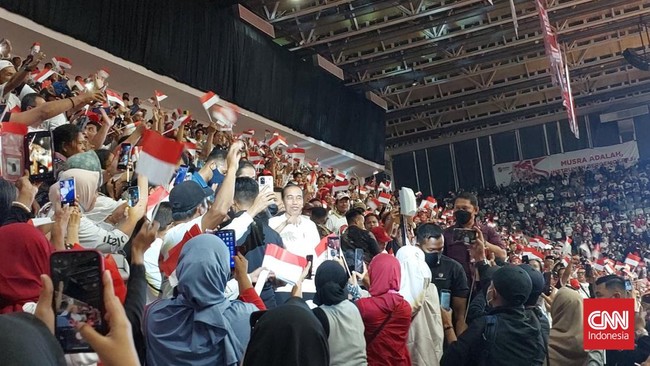Joko Widodo mengklaim relawan ingin pemimpin hasil Pilpres 2024 berasal dari suara rakyat, bukan dari elite partai politik.