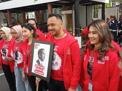 Giring Daftarkan Bacaleg PSI ke KPU, Bawa Poster Gambar Jokowi