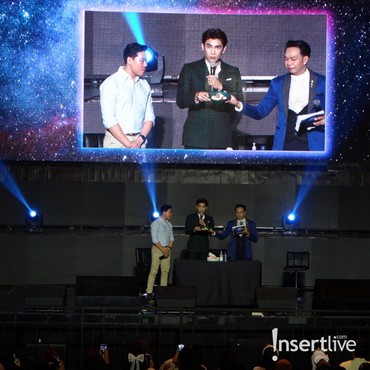 Coba Makan Siomai dan Seblak, Mew Suppasit Bikin Heboh Fans