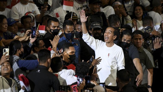 Jokowi mengaku akan memberi kesempatan kepada partai-partai menyelesaikan proses koalisi Pilpres 2024 sebelum umumkan capres Musra.