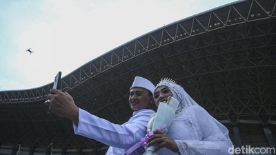 Ratusan Pasangan Nikah Massal di Stadion Patrior Bekasi. (Rifkianto Nugroho/Detik.com) Ratusan Pasangan Nikah Massal di Stadion Patrior Bekasi. (Rifkianto Nugroho/Detik.com)