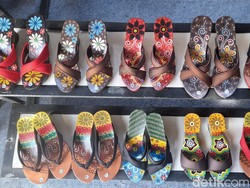 Sendal Kelom Cantik dan Elegan Karya Perajin Sumedang