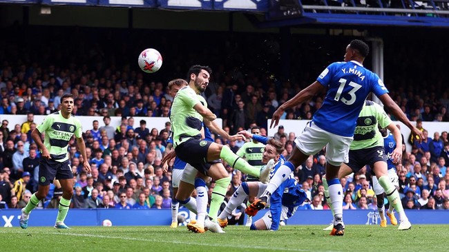 Manchester City mengemas kemenangan meyakinkan atas Everton dalam lanjutan Liga Inggris saat bertamu ke Stadion Goodison Park, Minggu (14/5).
