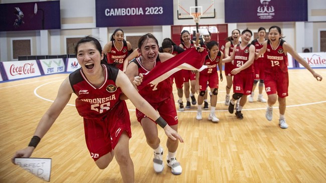 Kontingen Indonesia di SEA Games 2023 hingga Minggu (14/5) malam telah mengantongi 70 medali emas yang berarti telah melampaui target dari Presiden Joko Widodo.
