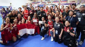 Timnas bola basket putri Indonesia raih medali emas di SEA Games 2023 usai mengalahkan Singapura 86-39 di Kamboja, Minggu (14/5).