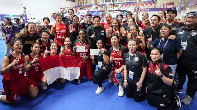 Timnas bola basket putri Indonesia raih medali emas di SEA Games 2023 usai mengalahkan Singapura 86-39 di Kamboja, Minggu (14/5).