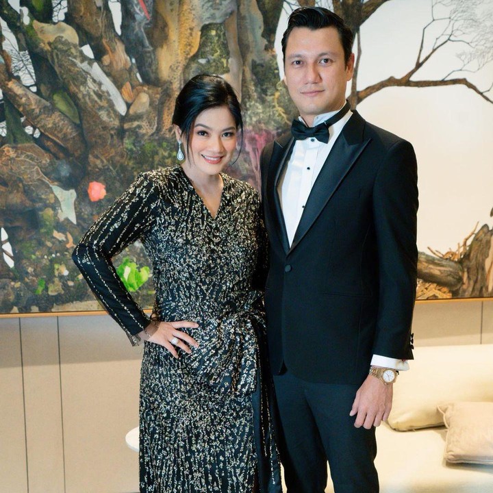 <p>Dalam potret yang dibagikan di media sosial, Titi dan Tian tampil serasi mengenakan pakaian bernuansa hitam. "Ke kondangan sama suami," tulis Titi dalam unggahan di Instagram. (Foto: Instagram @titi_kamall)</p>
