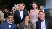<p>Titi dan Tian tampaknya tak hanya mengenal Jessica Mila saja, Bunda. Pasangan ini juga terlihat membagikan potret kedekatan dengan keluarga Yakub. (Foto: Instagram @titi_kamall)</p>