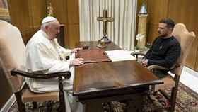 FOTO: Zelensky Curhat ke Paus Fransiskus Tentang Perang Rusia-Ukraina
