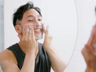 Cuci Muka Doang Belum Cukup, Ini Rutinitas 2 Langkah Biar Wajah Pria Nggak Kusam