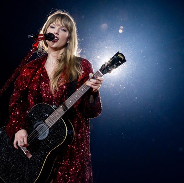 Viral Taylor Swift Bela Fans & Bentak Sekuriti di Tengah Konser