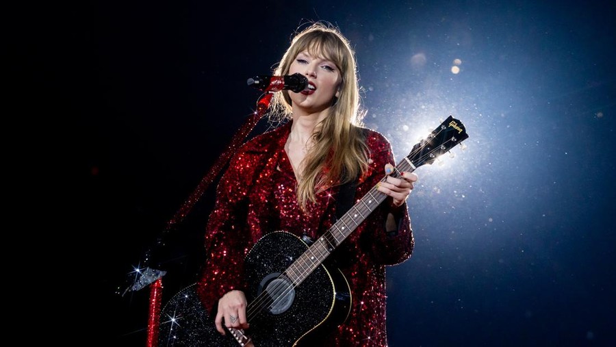 1486203898 ATLANTA, GEORGIA - APRIL 28: FOR EDITORIAL USE ONLY. (EDITORS NOTE: Image created using a star filter) Taylor Swift performs onstage during The Eras Tour at Mercedes-Benz Stadium on April 28, 2023 in Atlanta, Georgia. (Photo by Terence Rushin/TAS23/Getty Images for TAS Rights Management)