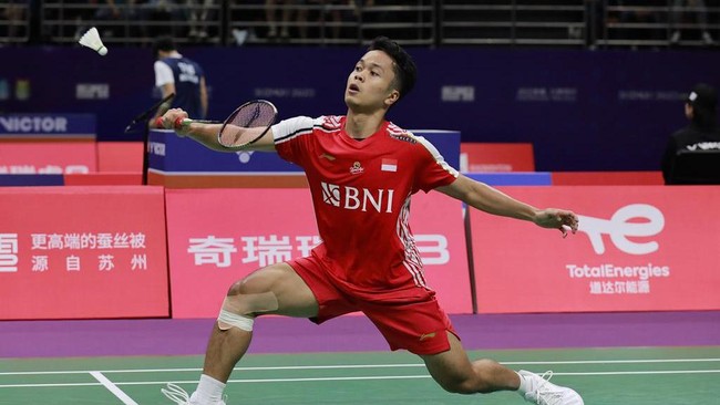 Tunggal putra Indonesia Anthony Ginting kalahkan wakil Thailand Kunlavut Vitidsarn yang retired di gim ketiga semifinal Singapore Open 2023, Sabtu (10/6).