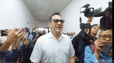 img-title Isu Tak Izinkan Inge Anugrah Kerja Selama Menikah, Ini Kata Ari Wibowo