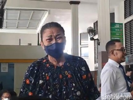 Tangis Ibunda Inge Anugrah Lihat Sang Anak Jalani Sidang Mediasi dengan Ari Wibowo