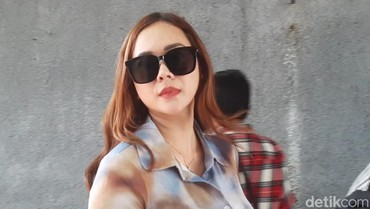 img-title Batasi Peran di Dunia Film, Aura Kasih Pikirkan Perasaan Sang Buah Hati