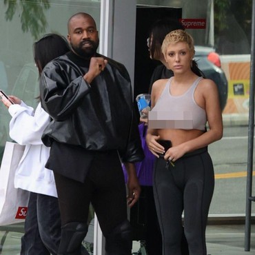 Kanye West Pamer Bokong Depan Umum Jadi Sorotan Dunia
