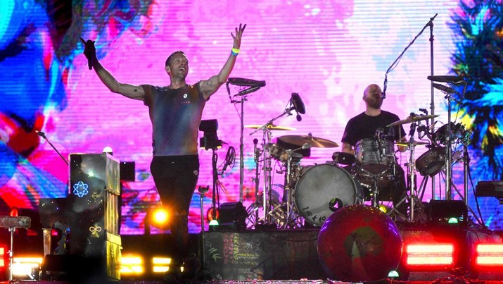 British singer Chris Martin (L) and drummer Will Champion (R) of British band Coldplay perform on the main stage during Rock in Rio music festival at Rio 2016 Olympic Park in Rio de Janeiro, Brazil, on September 11, 2022. (Photo by MAURO PIMENTEL / AFP) (Photo by MAURO PIMENTEL/AFP via Getty Images)