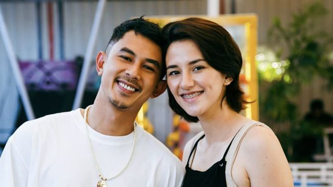 Aktor Fandy Christian dirumorkan berselingkuh setelah istrinya, Dahlia Poland, membongkar percakapan pria itu bersama perempuan lain.