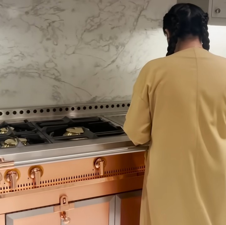 <p>Salah satu peralatan yang paling disukai oleh Gigi adalah kompor berwarna bronze dengan desain klasik. "Ini buat masak ini," ucap Nagita sambil mengelus permukaan kompornya. (Foto: YouTube Rans Entertainment)</p>